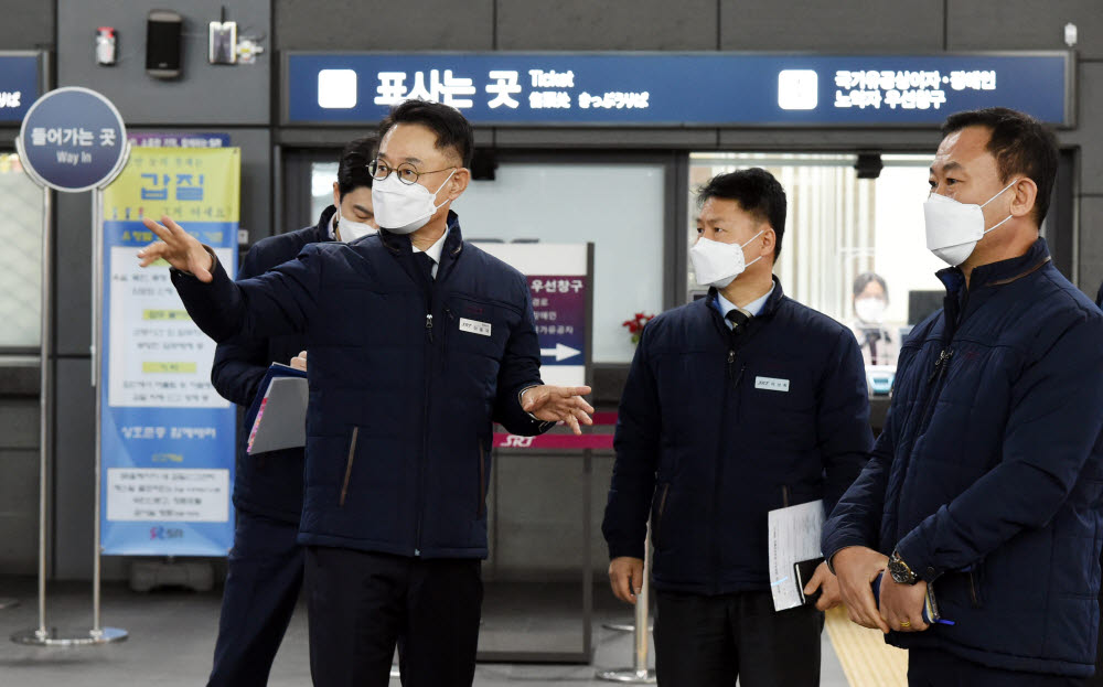 이종국 SR 신임 대표이사(왼쪽)가 현장경영으로 공식 업무에 돌입했다. 수서역을 방문해 근무 중인 직원들을 격려하는 등 SR대표이사 임기를 시작했다.