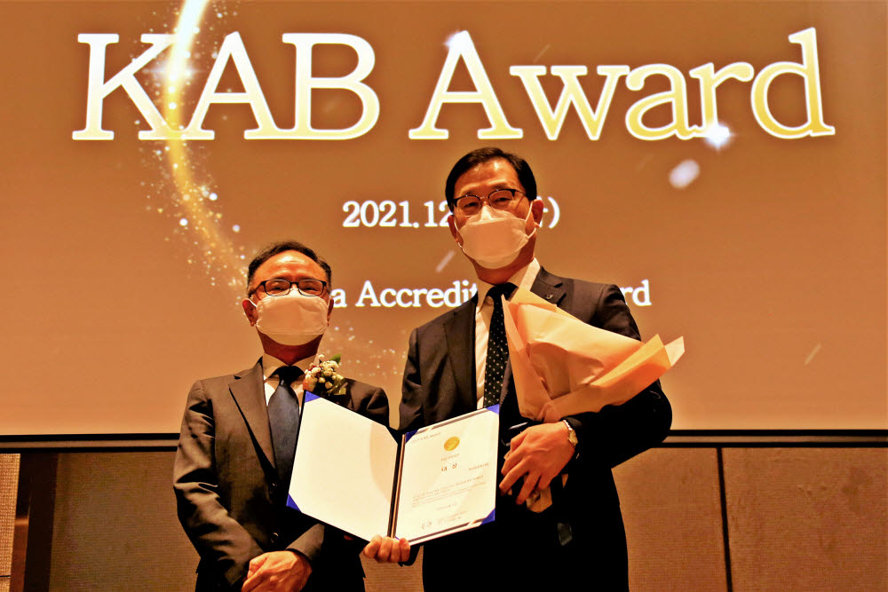 정일석 하이트진로 상무(오른쪽)가 2021 KAB Award ESG 경영실천 부문에서 대상을 수상했다.