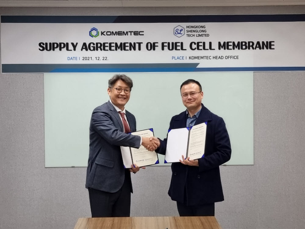 김성철 코멤텍 대표(왼쪽)가 원룽위안 홍콩쉔롱기술유한회사 대표와 200만불 연료전지용 PTFE 강화복합막 수출 계약을 체결하고 있다.
