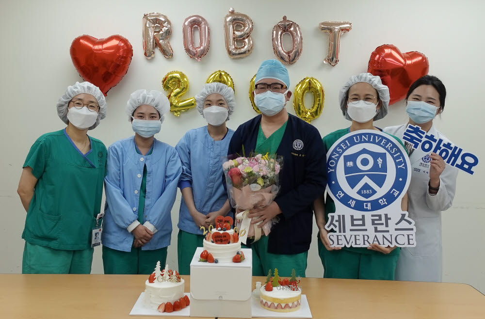 두경부암 로봇수술 단독 2,000례를 달성한 고윤우 교수(왼쪽에서 네 번째)가 기념사진을 촬영하고 있다. 사진=세브란스