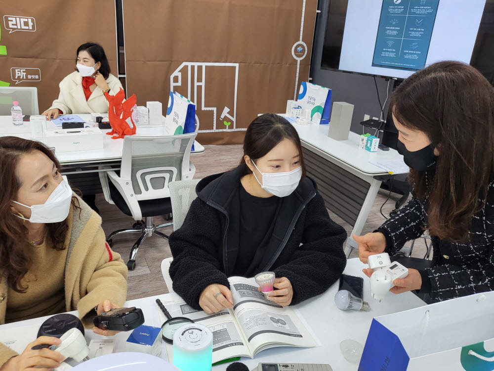 배경옥 메이커스페이스 맹그소 센터장(오른쪽)이 교육을 실시하고 있는 모습.