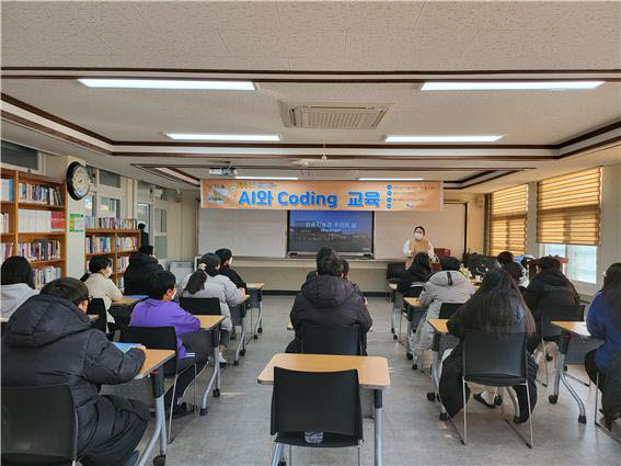 제주대 SW융합교육원이 도내 정보격차 해소 지역 학교를 방문해 SW교육을 실시하고 있다.