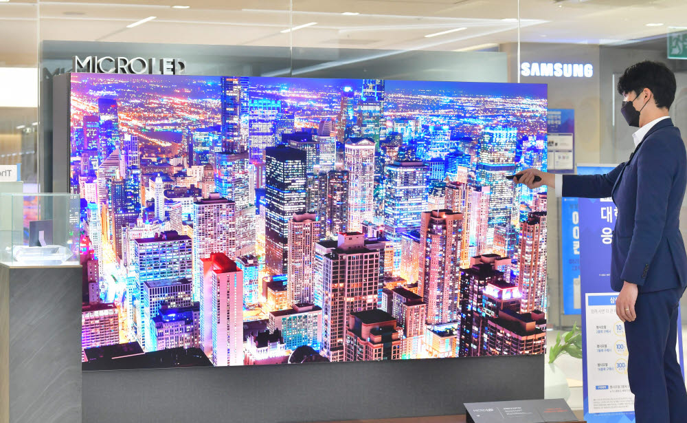 서울 송파구 메가스토어 잠실점에 진열된 마이크로 LED TV.(자료: 전자신문 DB)