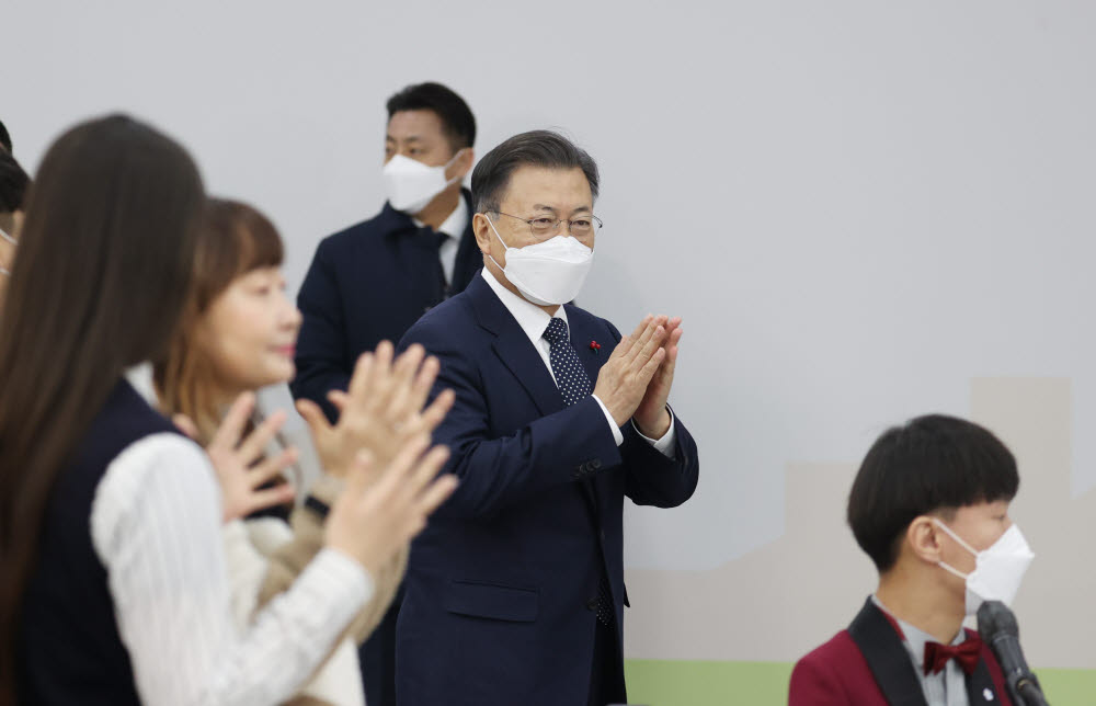 문재인 대통령이 29일 충남 공주시 공주대학교 옥룡캠퍼스에서 열린 공주대학교 부설 특수학교 설립 간담회에 입장하고 있다. 공주대학교 부설 특수학교는 장애인의 특기와 적성을 살리는 국내 첫 국립 직업 특성화 특수학교이다. 연합뉴스