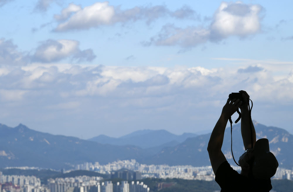 지난해 서울하늘 기상 관측 이래 가장 맑았다…초미세먼지 농도 역대 '최저'