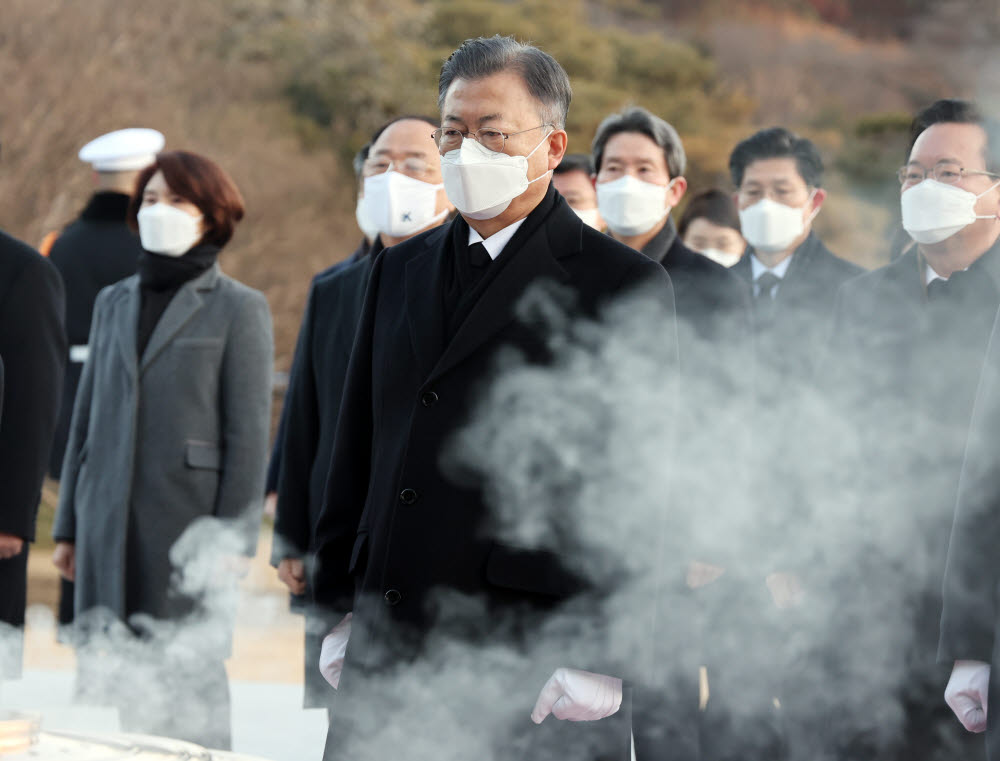 문재인 대통령과 국무위원들이 새해 첫날인 1일 서울 동작동 국립서울현충원을 방문, 현충탑을 참배하고 있다. 연합뉴스