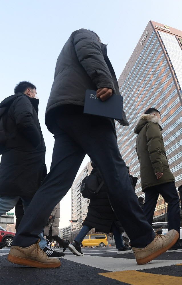 새해 첫 출근길 '힘찬 발걸음'