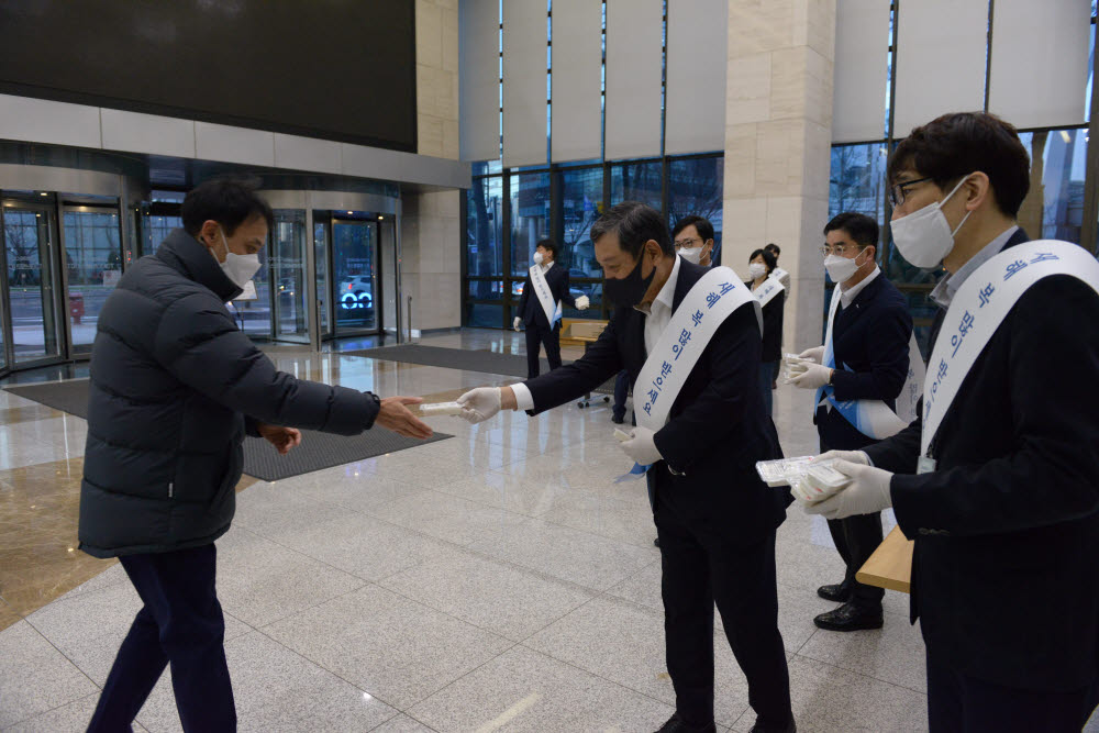 정덕균 포스코ICT 사장이 3일 전 임원과 첫 출근하는 직원에게 준비한 복떡과 덕담을 건네며 한 해를 시작했다.