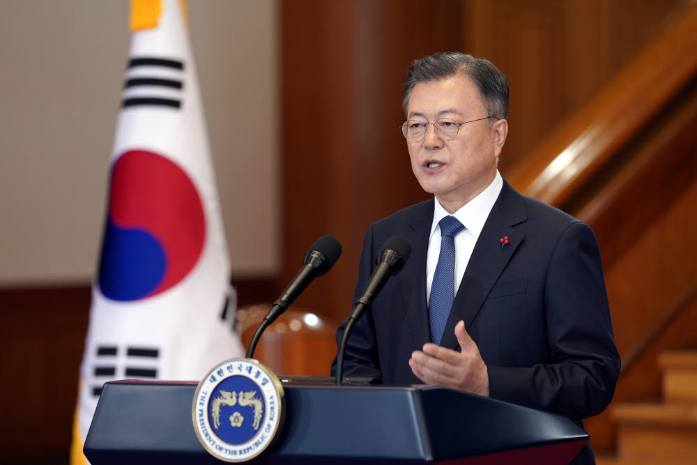 문재인 대통령이 3일 오전 청와대에서 2022년 신년사를 하고 있다. 연합뉴스