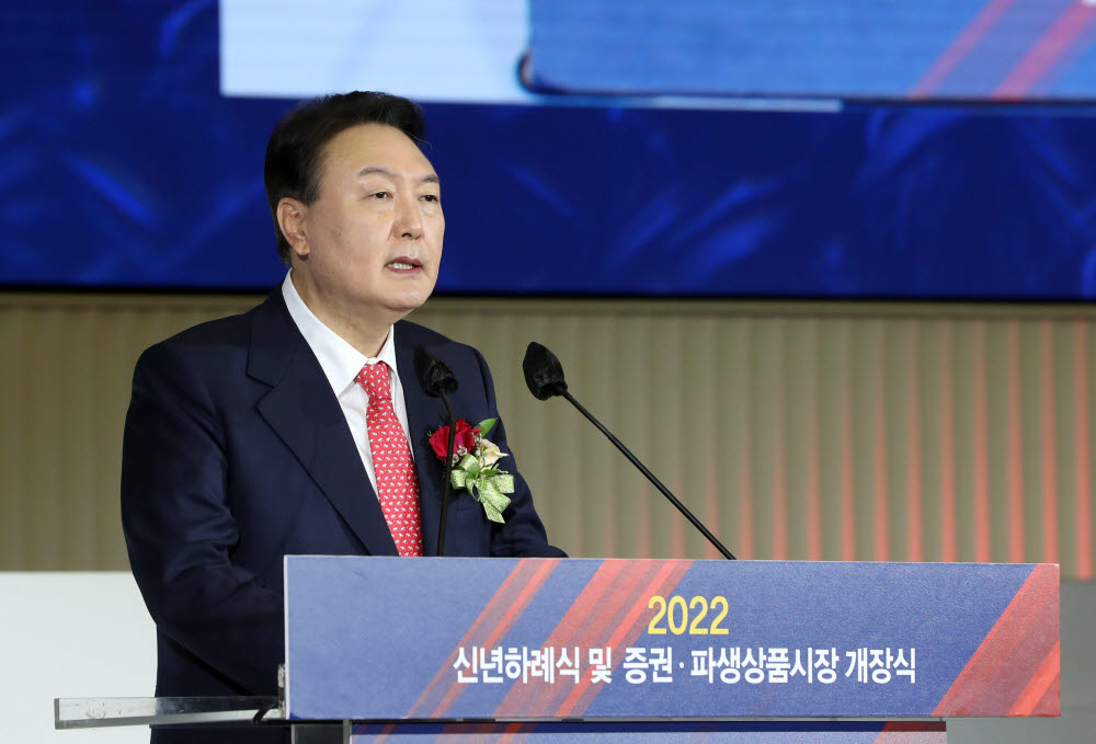 윤석열 국민의힘 대선후보가 3일 오전 서울 여의도 한국거래소에서 열린 2022년 증권·파생상품시장 개장식에서 축사하고 있다.