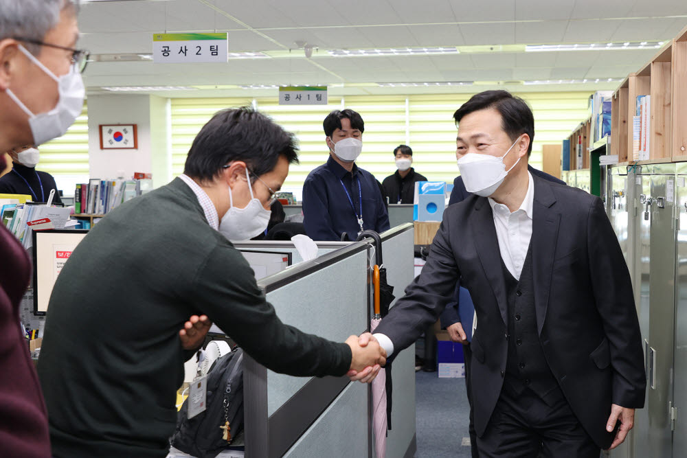 3일 이택구 신임 대전시 행정부시장이 직원들과 인사를 나누고 있다.