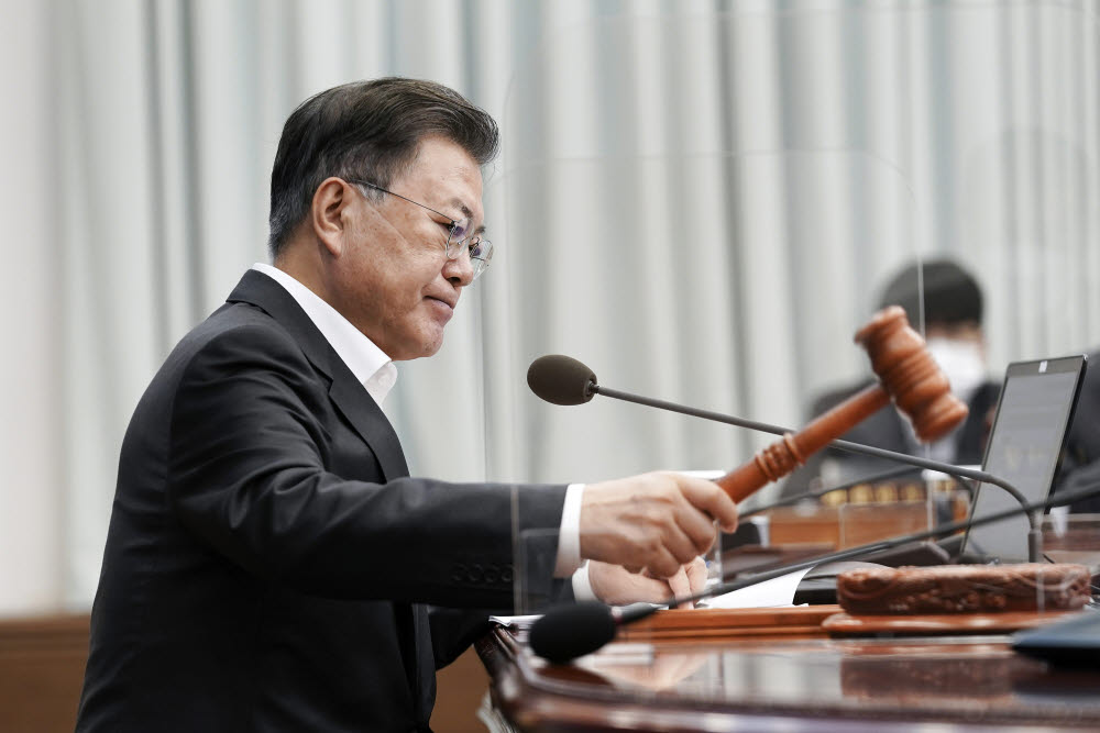문재인 대통령이 4일 청와대에서 영상국무회의를 주재하고 있다. 연합뉴스
