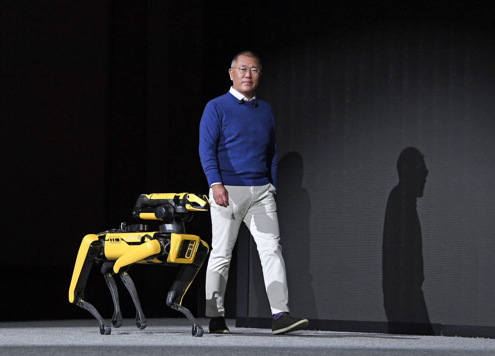 정의선 현대차그룹 회장이 로보틱스 비전 발표장에서 로봇개 스팟과 함께 등장하는 모습.