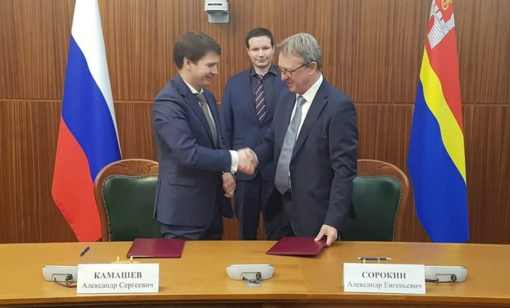 에너테크인터내셔널 러시아 이사회 의장(왼쪽)과 아보토르 대표(오른쪽)가 전기차 배터리 계약후 악수를 나누고 있다.