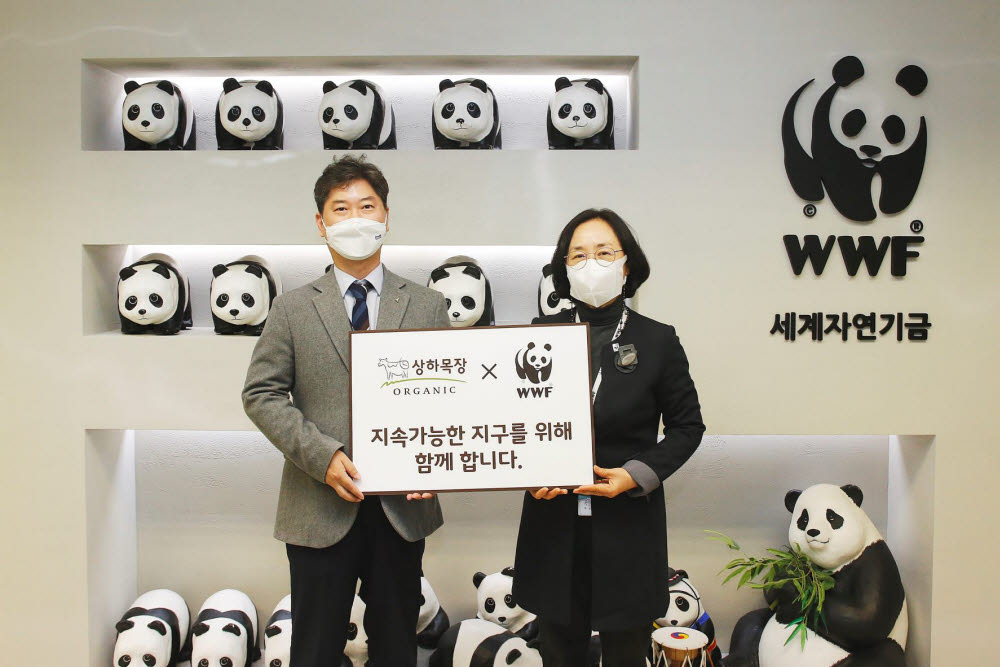 상하목장과 WWF-Korea 협약식 체결 후 상하목장 이진석 본부장(좌측), WWF 홍윤희 사무총장이 기념 사진을 촬영하고 있다.