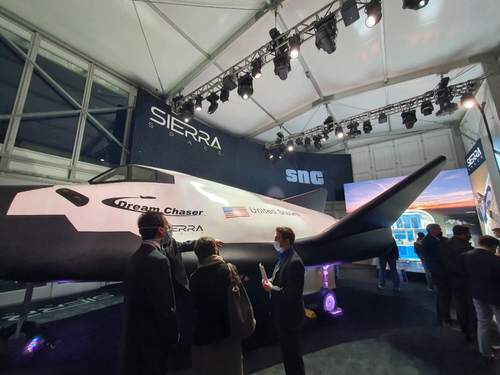 시에라 스페이스가 전시한 우주왕복선 드림체이서의 실제 크기 모델.