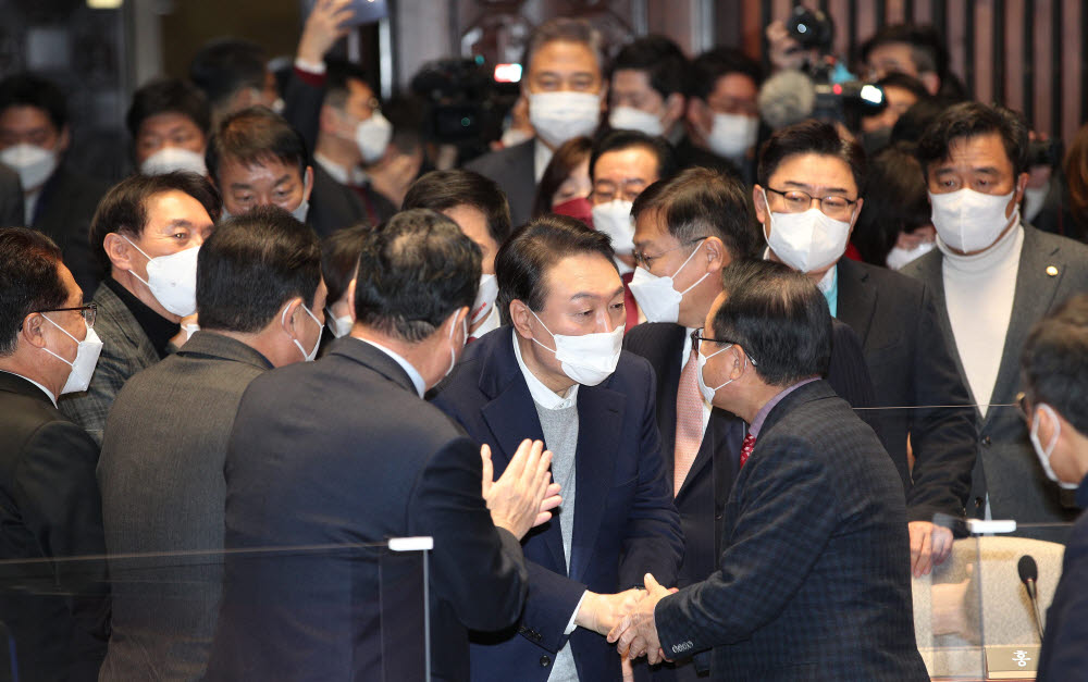 윤석열 국민의힘 대선후보가 6일 국회에서 열린 의원총회에 참석하고 있다.<국회사진기자단>