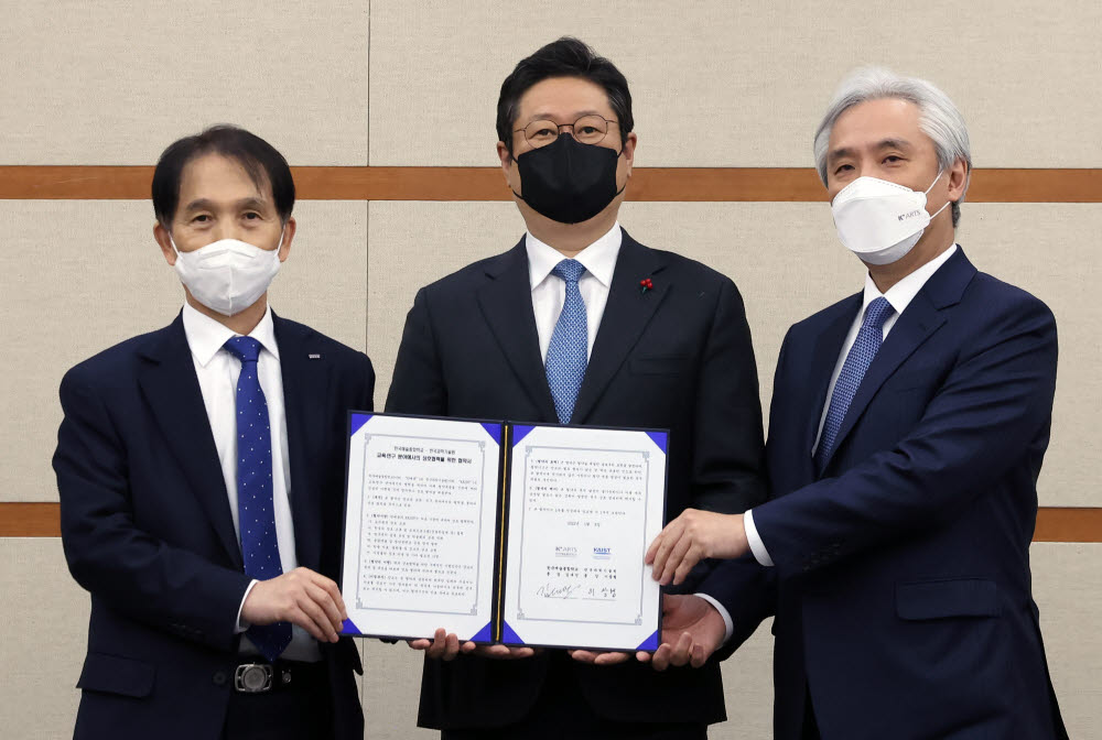 한국예술종합학교와 KAIST가 6일 교육·연구 분야 상호 협력을 위한 업무협약을 체결했다. 왼쪽부터 이광형 KAIST 총장, 황희 문화체육관광부 장관, 김대전 한국예술종합학교 총장.