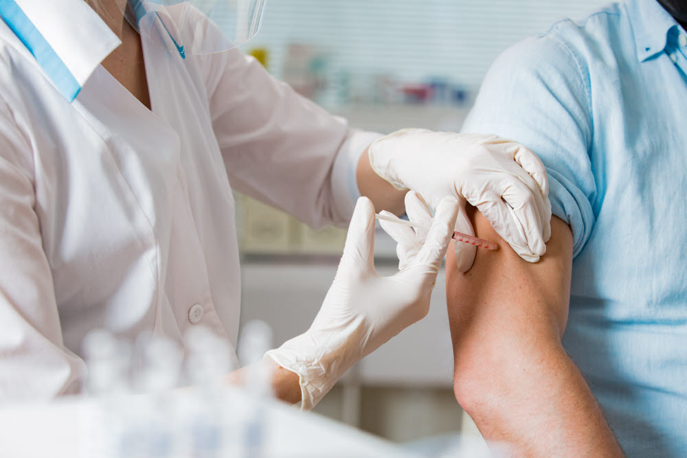 오미크론과 같은 새 변이의 등장을 막기 위해서는 전 세계 사람들이 모두 백신을 접종해야 한다. (출처: Shutterstock)