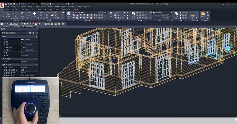 스페이스마우스 컨트롤러 캡으로 3D 모델을 자유롭게 회전하는 모습