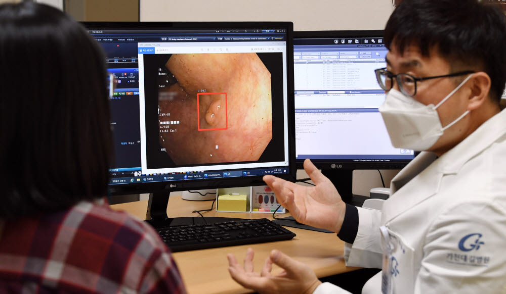 토종 인공지능(AI) 의사 닥터앤서가 임상 적용에 들어가는 등 의료 현장에 자리 잡고 있다. 15일 인천 남동구 가천대 길병원에서 소화기내과 박동균 교수가 닥터앤서를 활용한 대장내시경 영상을 보며 진료하고 있다. 인천=이동근기자 foto@etnews.com