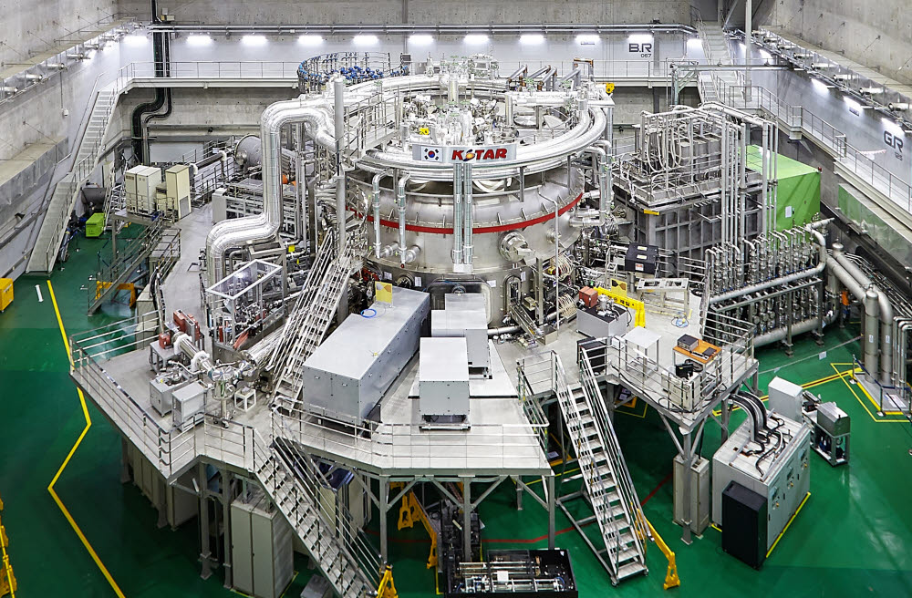 한국의 핵융합연구장치 KSTAR의 모습. 최근 1억 도 초고온 플라스마를 30초간 유지하는 데 성공했다. (출처: 한국핵융합에너지연구원)