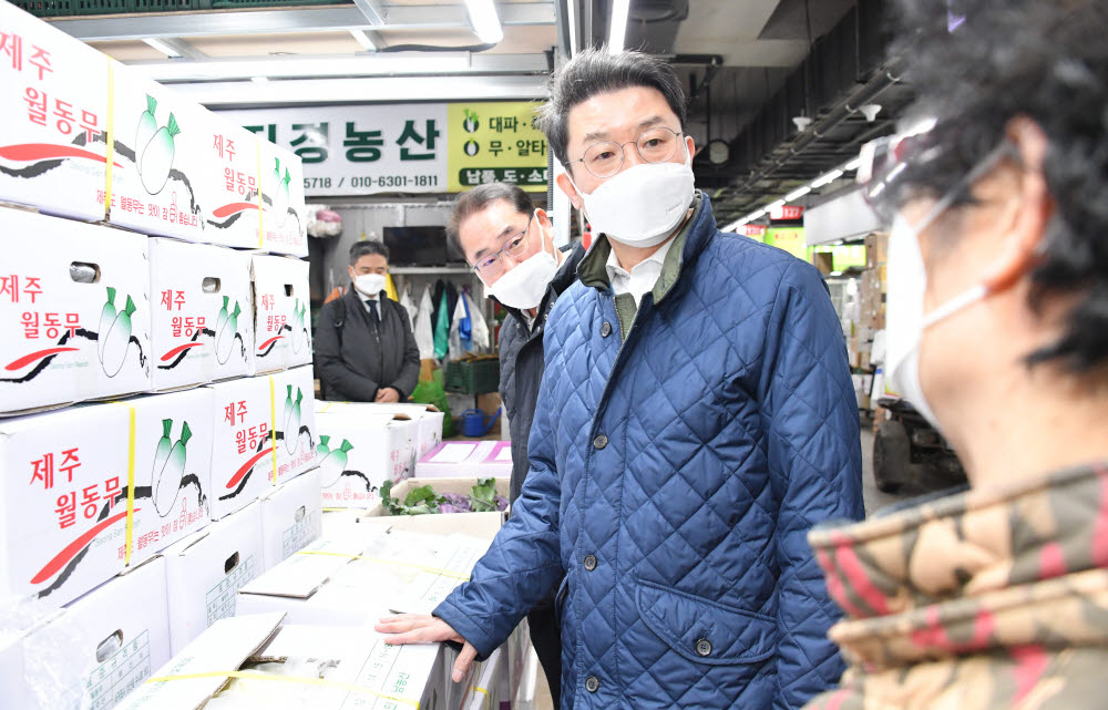 이억원 기획재정부 차관이 14일 서울 가락동 농수산물 도매시장에서 상인들과 대화하며 애로사항을 듣고 있다. (사진=기획재정부)