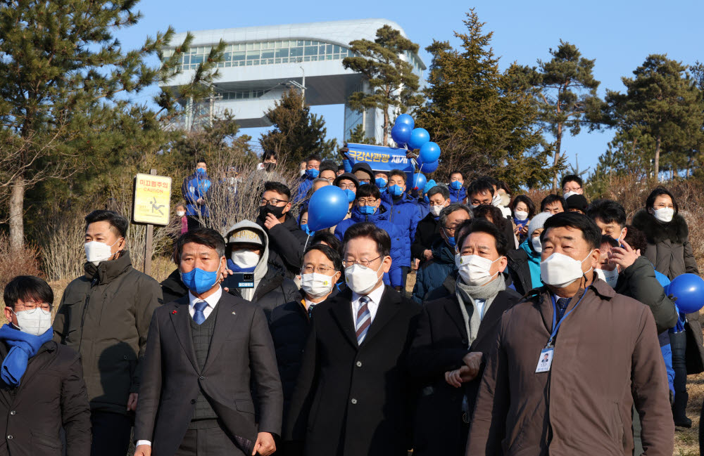 이재명 더불어민주당 대선후보가 16일 강원도 고성군 통일전망대를 방문, 평화경제정책을 발표한 뒤 전망대를 걸어서 내려오고 있다.