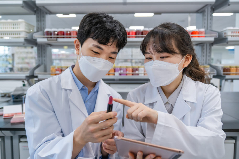 한국콜마 연구원이 종합기술원에서 연구를 진행중이다.