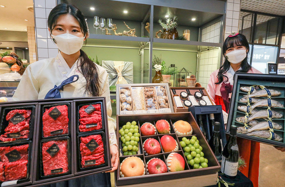 서울 강남구 현대백화점 압구정본점에서 직원이 설 선물세트를 소개하고 있다. 사진=현대백화점