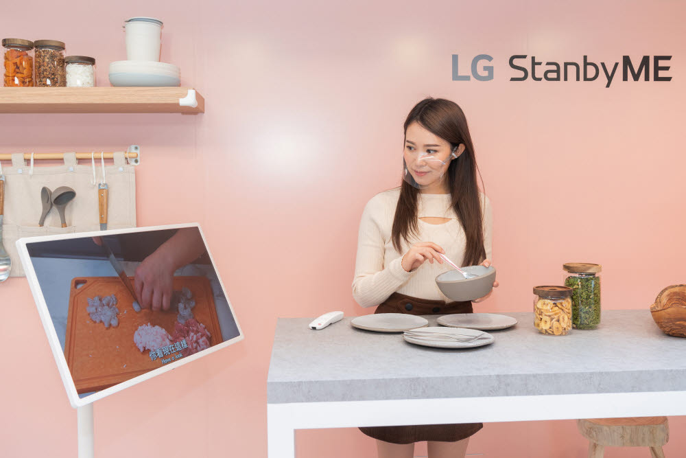 LG전자가 홍콩 최대 중심가에 위치한 센트럴마켓에서 LG 스탠바이미 론칭 행사를 열었다. LG전자 모델이 LG 스탠바이미의 다양한 활용 사례를 소개하고 있다.