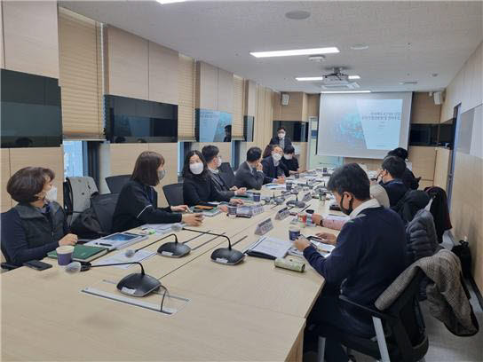 전라북도와 전북테크노파크 전북디지털융합센터는 19일 전북테크비즈센터 7층에서 전라북도 ICT·SW산업 중장기 발전방향 및 전략수립 2차 중간보고회를 개최했다.