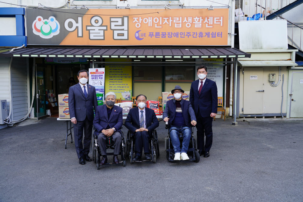 황상현 한국산업단지공단 광주지역본부장(오른쪽)이 이형석 더불이민주당광주북구을 국회의원(왼쪽)과 21일 오전 장애인사랑복지회를 방문해 지역 소외계층을 위한 설 맞이 나눔활동을 벌였다.