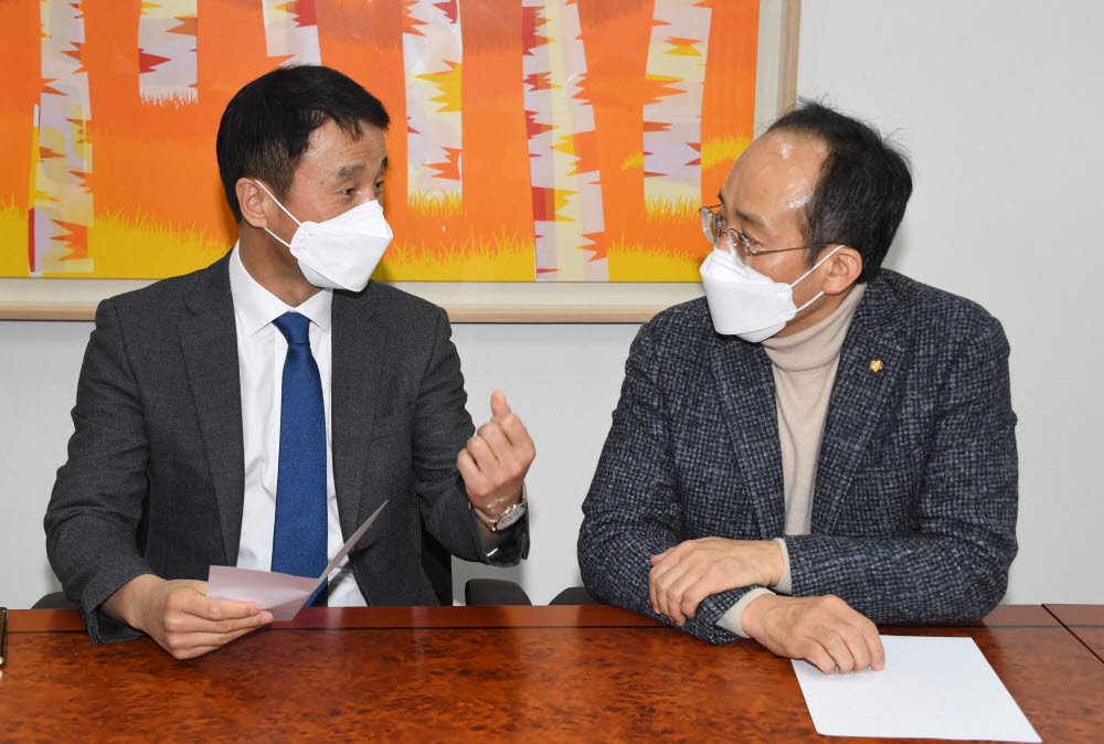 한병도 더불어민주당 원내수석부대표(왼쪽)와 추경호 국민의힘 원내수석부대표가 24일 오후 국회에서 만나 추경안 처리를 위한 임시국회 일정을 협의하고 있다.