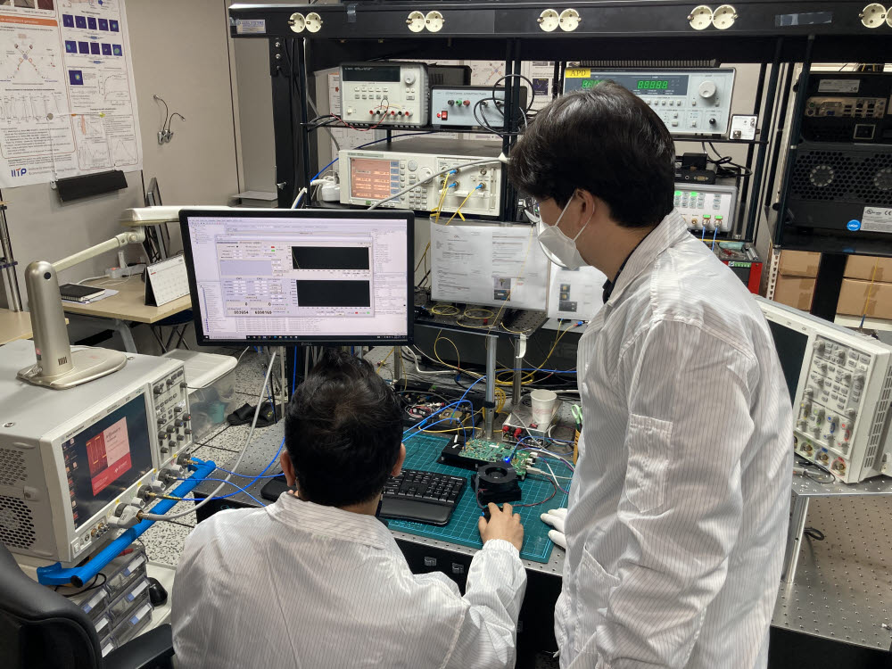SK브로드밴드 컨소시엄 직원들이 디지털뉴딜 현장에서 양자암호통신 기술이 적용된 서비스를 점검하고 있다.