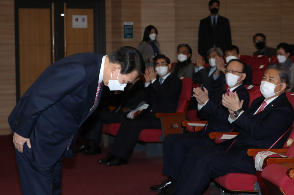 윤석열 대선 후보가 인사하고 있다.