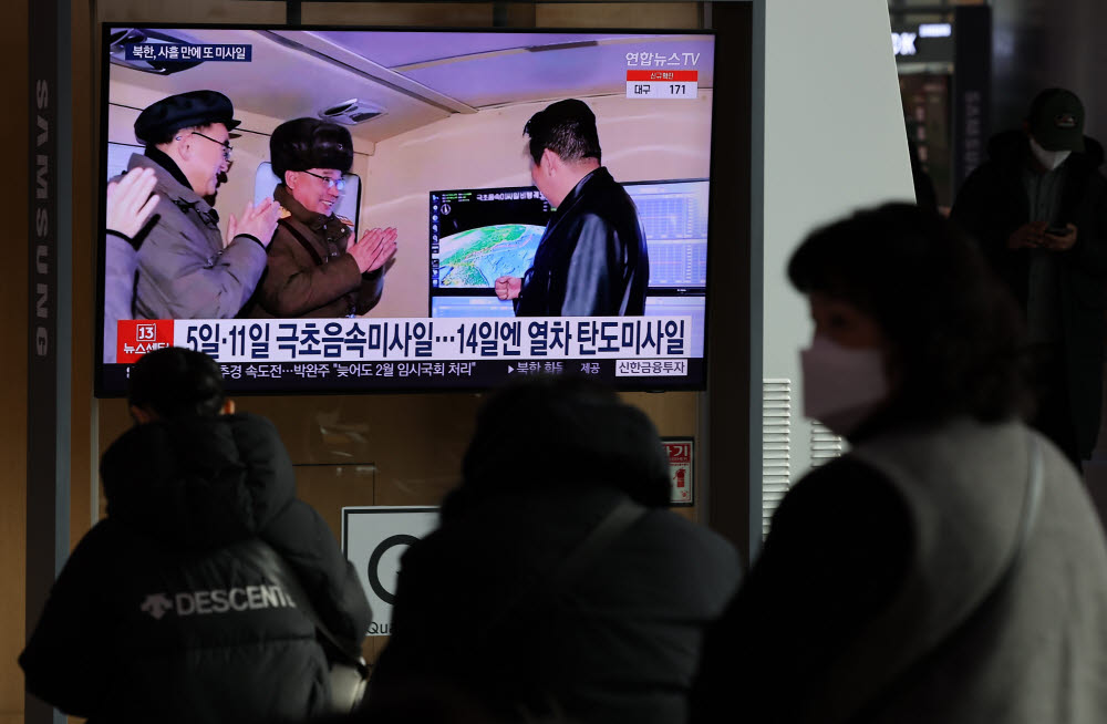 17일 서울역 대합실에서 시민들이 북한의 발사체 관련 뉴스를 시청하고 있다. 연합뉴스