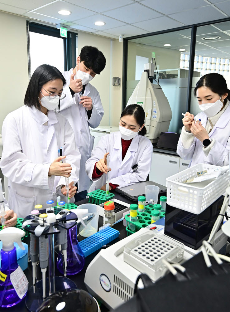 한국폴리텍대학 분당융합기술교육원 생명의료시스템과 학생들이 카페인 정량 분석을 위한 시료 전처리 실습을 하고 있다.