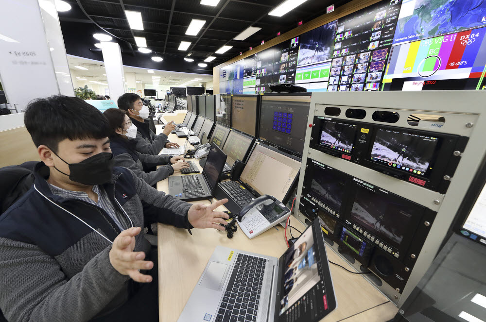 KT 서울국제통신센터 직원들이 베이징 현지에 파견된 기술진과 화상 회의를 진행하고 있다.