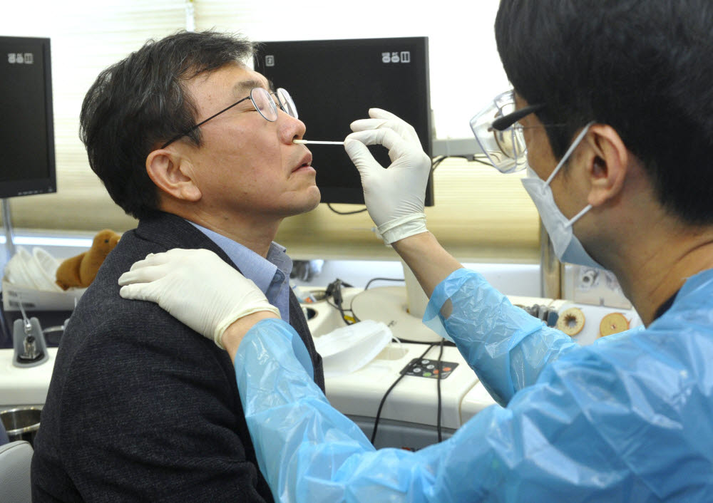 권덕철 보건복지부 장관이 2일 오후 서울 서초구 반포키즈소아청소년과 의원에서 호흡기 진료 지정 의료기관 준비상황 점검을 하고 있다. 신속항원검사를 받는 권 장관. 사진=보건복지부