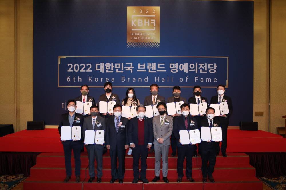 27일 스위스 그랜드 호텔에서 개최된 2022 대한민국 브랜드 명예의전당 시상식에서 오비맥주 카스가 3년 연속 맥주 부문 1위를 수상했다. 시상식 후 오비맥주 마케팅 유희문 부사장(2열 왼쪽에서 2번째)을 포함한 수상 기업 대표들이 기념 촬영을 하고 있다.