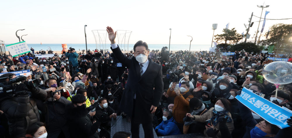 이재명 더불어민주당 대선후보가 5일 부산시 해운대구 해운대 이벤트광장을 방문, 지지자에게 인사하고 있다.연합뉴스.