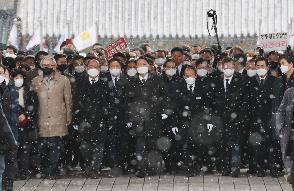 윤석열 국민의힘 대선후보가 6일 오후 광주 북구 국립 5·18 민주묘지를 찾아 참배하기 위해 이동하고 있다.연합뉴스.