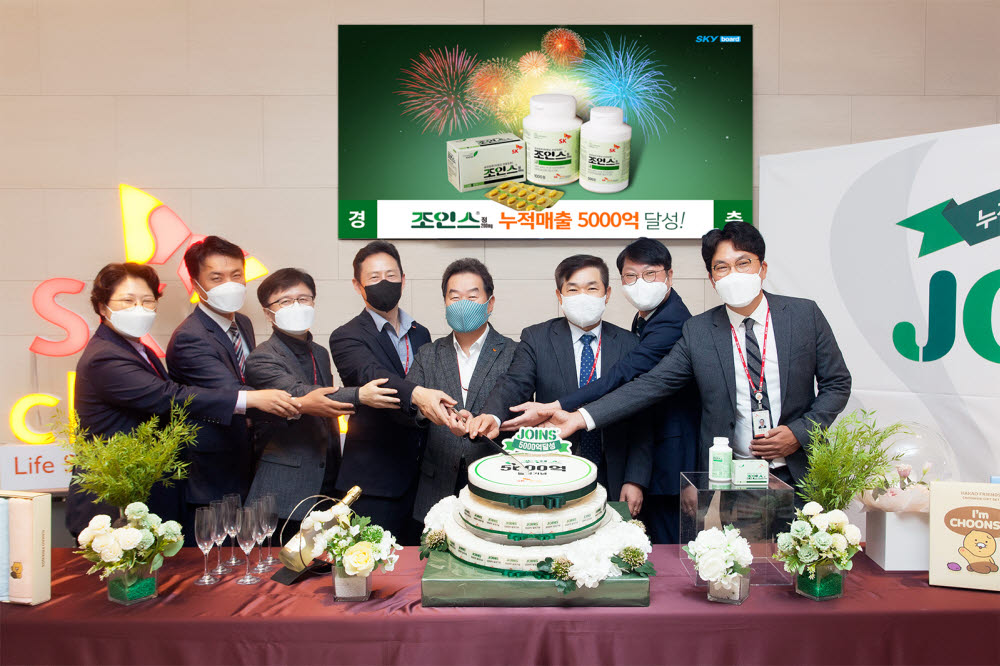 SK케미칼의 관절염 치료제 조인스정이 누적 매출 5000억원을 돌파했다. 전광현 대표(우측 네번째)와 임직원들이 기념 케익을 자르고 있다.