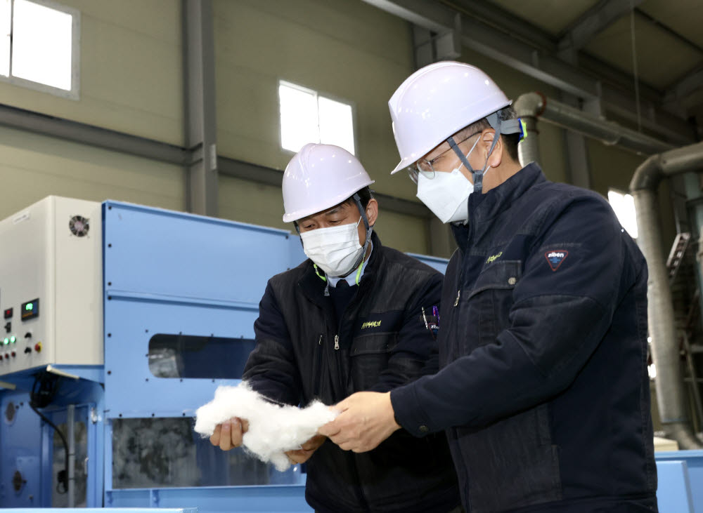 김종호 기술보증기금 이사장(오른쪽)이 지난 7일 충북 진천군 디아이티그린을 방문해 박순용 대표로부터 설명을 듣고 있다.(기술보증기금 제공)