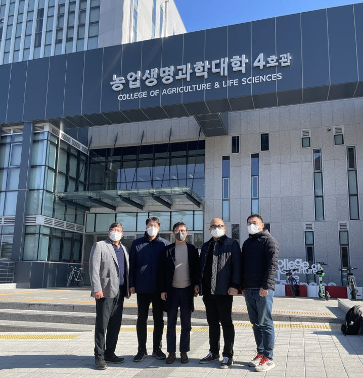 홍동혁 경북대학교 교수와 하유신 경북대학교 박사, 장영윤 성부산업 대표, 박현주 인포웍스 대표, 한중희 대구경북과학기술원 박사.(왼쪽부터)