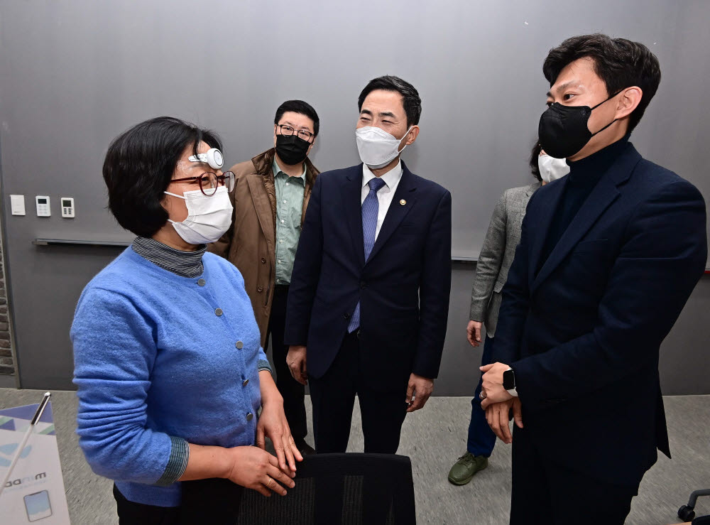 조은혜 한국연구재단 뇌·첨단의공학단장(왼쪽)이 제품을 시연하고 있다.