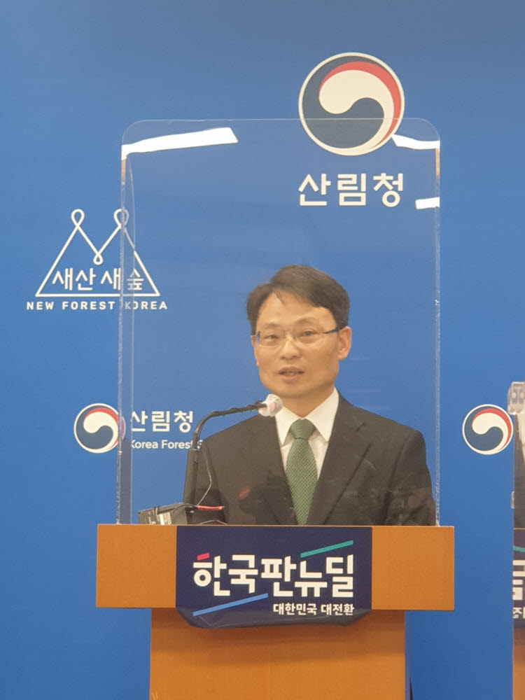 9일 박은식 산림청 국제산림협력관이 정부대전청사에서 중남미 산림협력 방안을 설명하고 있다.