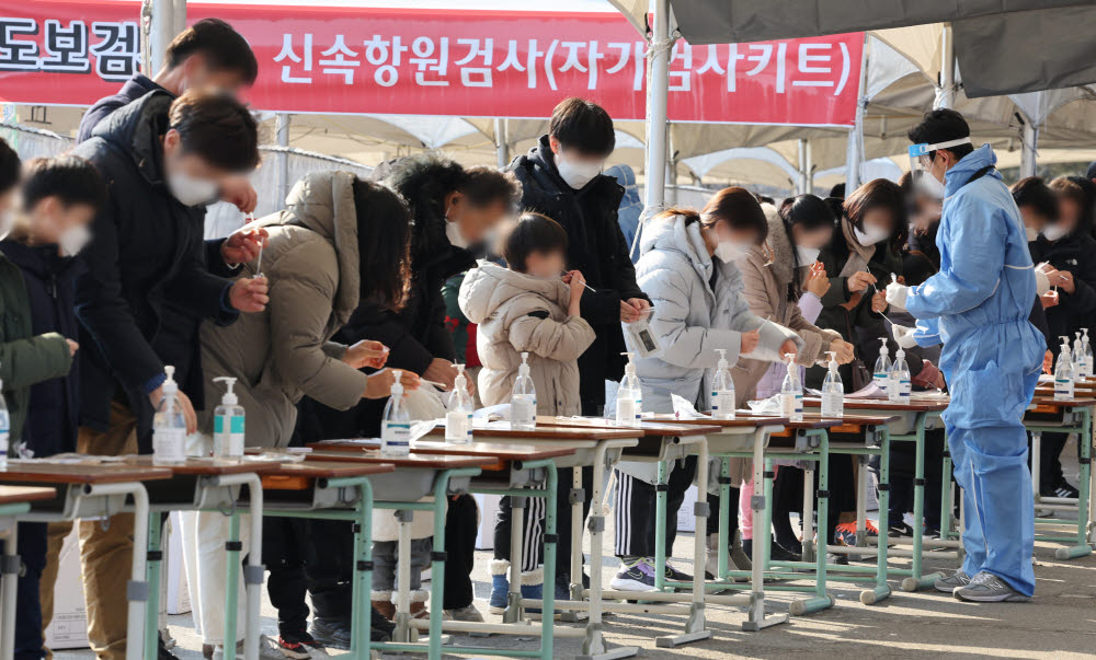 8일 오후 대전 유성구 월드컵경기장에 있는 선별진료소에서 시민들이 자가검사키트를 이용해 신종 코로나바이러스 감염증(코로나19) 신속항원검사를 실시하고 있다. 연합뉴스