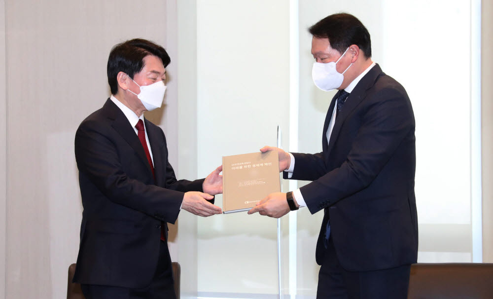 안철수 국민의당 대선후보(왼쪽)가 9일 서울 중구 대한상공회의소에서 열린 대선후보 초청 간담회에서 최태원 대한상공회의소 회장으로부터 미래를 위한 경제계 제언집을 받고 있다.국회사진기자단.